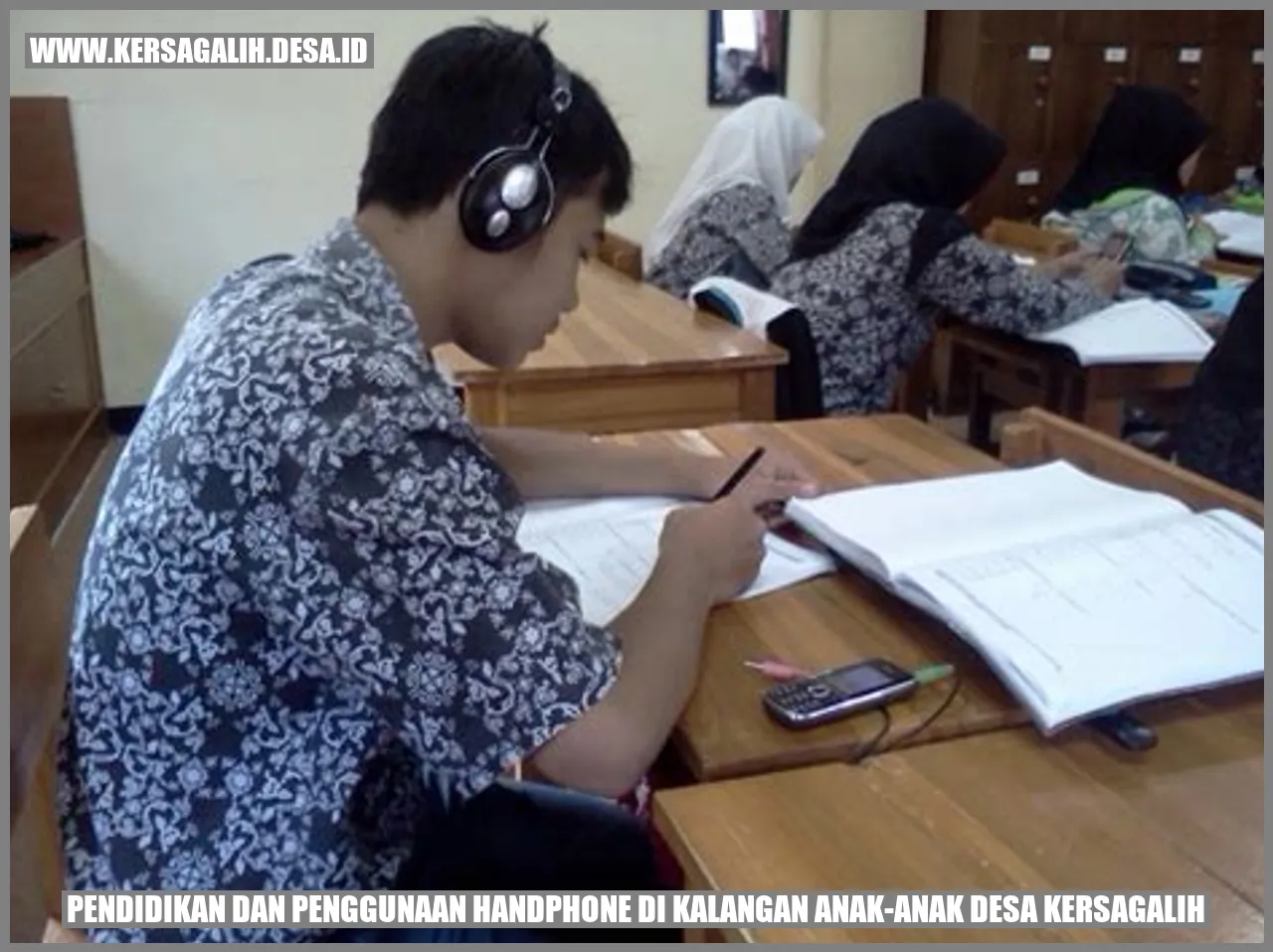 Pendidikan dan Penggunaan Handphone di Kalangan Anak-Anak Desa Kersagalih